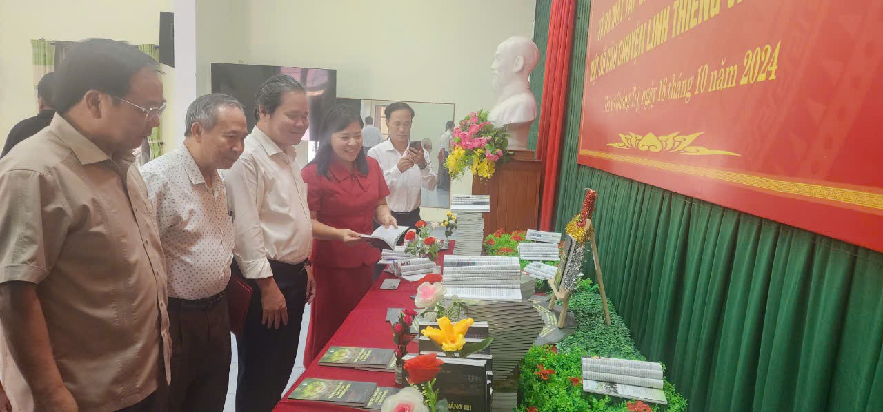 C&aacute;c đại biểu tham quan gian trưng b&agrave;y tập s&aacute;ch 